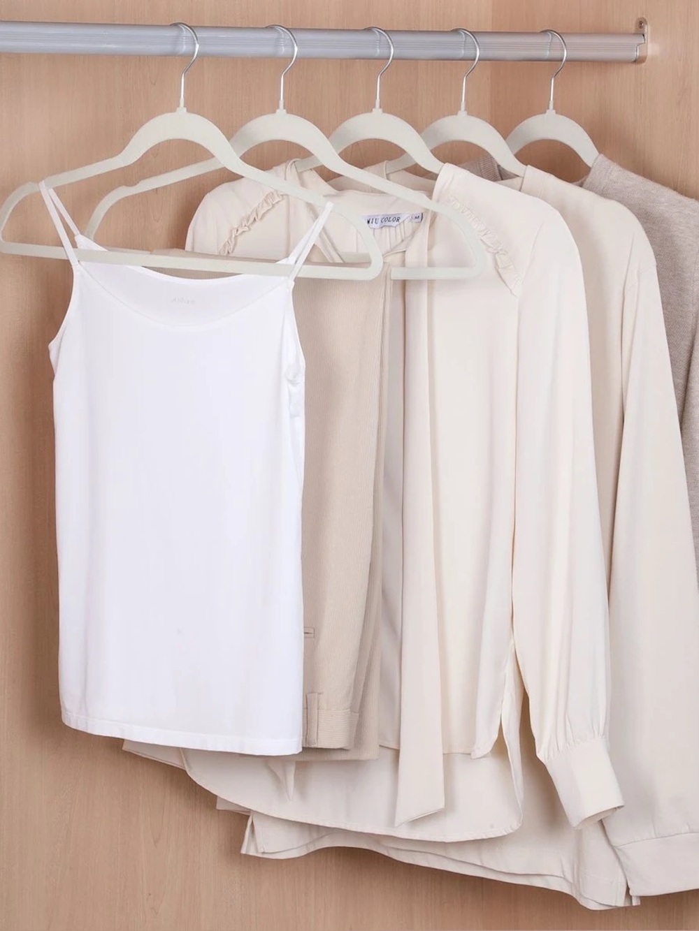 25 Velvet Hangers in White